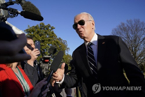 조 바이든 미국 대통령이 30일(현지시간) 워싱턴DC에 있는 백악관 정원에서 기자들의 질문에 답하고 있다. [AP=연합뉴스]